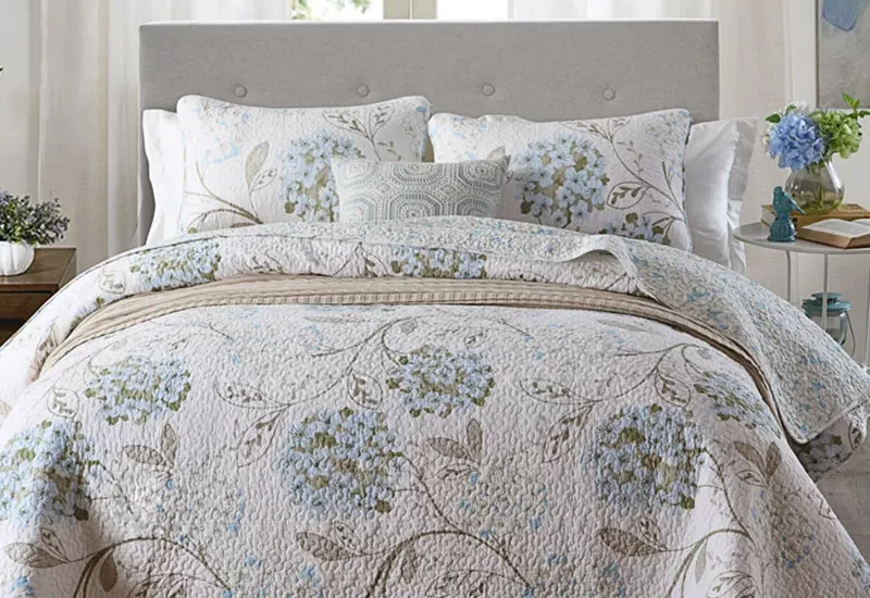 difference between coverlet and quilt