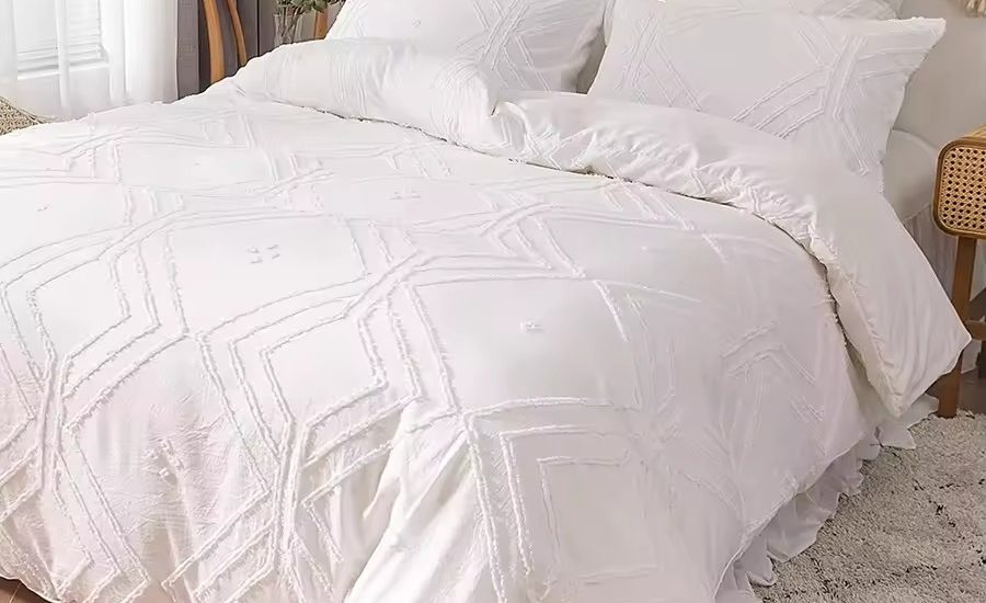 bedspread vs coverlet